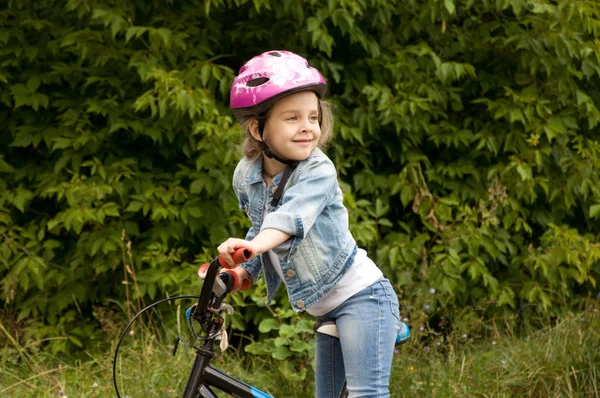 Gruppe von Kindern, die sich im Freien vergnügen. Kinder fahren Fahrrad. — Stockfoto