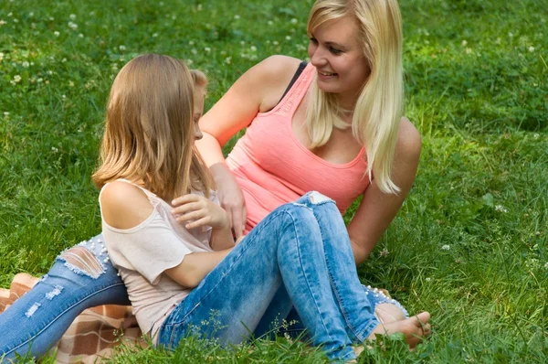 Mother and daughter spend a weekend in nature — Stock Photo, Image