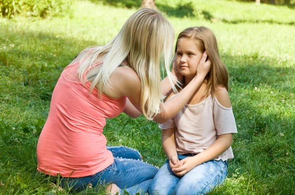 Moeder en dochter doorbrengen een weekend in de natuur. vakantie in de natuur — Stockfoto