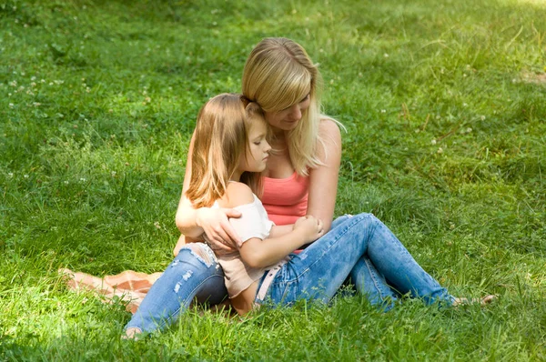 Moeder en dochter doorbrengen een weekend in de natuur. vakantie in de natuur — Stockfoto