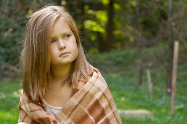 küçük sarışın kız doğa üzerinde eğleniyor.