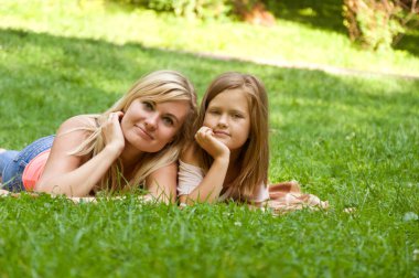 Anne ve kızı doğada bir hafta sonu geçirmek. doğada tatil