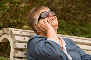 emeklilik yaşlı bir kadın iyi bir dönemden geçiyor. etkin ömrünü