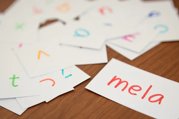 Italiano; Aprender la nueva palabra con las tarjetas del alfabeto — Foto de Stock