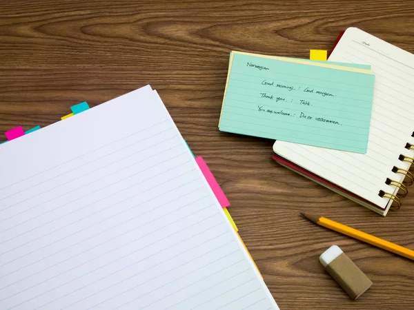 Noruego; Aprender nuevas palabras de escritura en el cuaderno — Foto de Stock