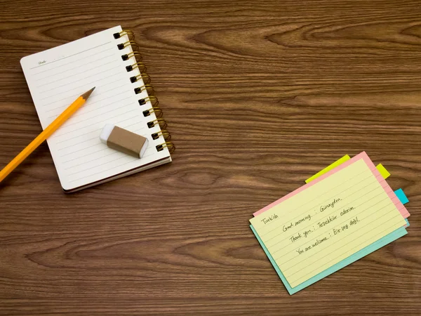 Turks; Leren nieuwe taal schrijven woorden op de Notebook — Stockfoto