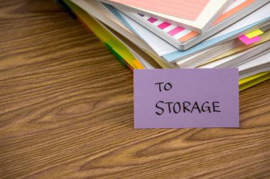 Depolama birimine; Masanın üzerindeki iş belgeler yığını