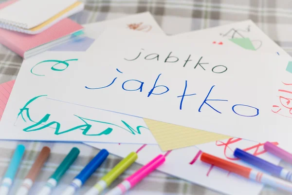 Polaco; Niños escribiendo el nombre de los frutos para la práctica — Foto de Stock