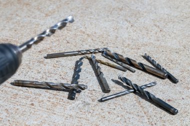 Gri zemin arka plan ile izole Matkap burguları