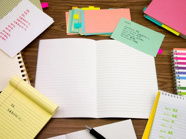 Mandalin; Leren van de nieuwe taal schrijven woorden op de Notebook — Stockfoto