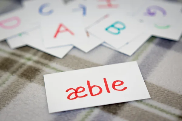 Danés; Aprender la nueva palabra con las tarjetas del alfabeto; Escribir una —  Fotos de Stock
