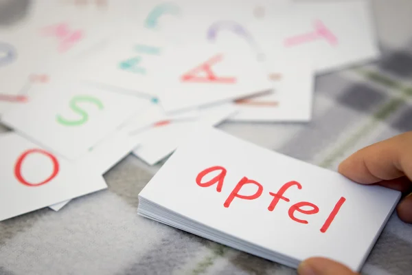 Alemán; Aprender la nueva palabra con las tarjetas del alfabeto; Escribir una — Foto de Stock