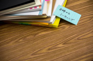 20: 00 Toplantı; Masanın üzerindeki iş belgeler yığını