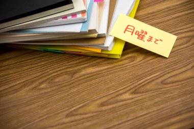 Pazartesiye kadar; Masanın üzerindeki iş belgeler yığını