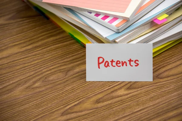 Patentes; La pila de documentos comerciales en el escritorio — Foto de Stock