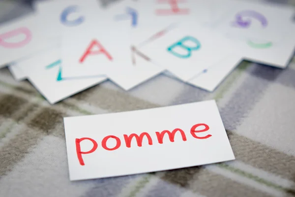 Francuski; Nauka nowych Word z karty alfabetu; Pisanie A — Zdjęcie stockowe