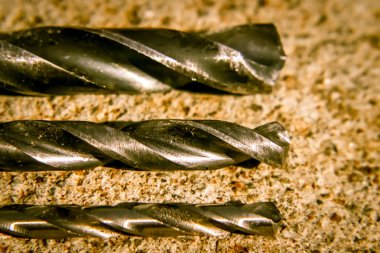 Gri zemin arka plan ile izole Matkap burguları