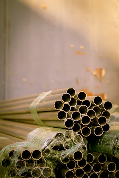 Pilha de muitos tubos no canteiro de obras — Fotografia de Stock