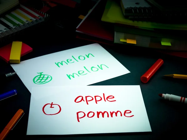 Imparare una nuova lingua rendendo le schede flash originali; Francese — Foto Stock