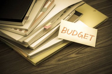 Bütçe; Masanın üzerindeki iş belgeler yığını