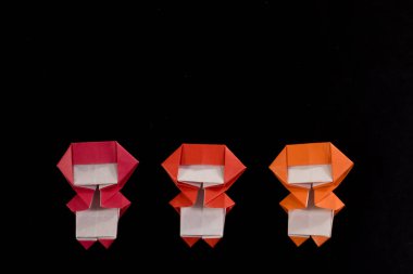 El yapımı Origami Ninja çocuklar siyah arka plan üzerine