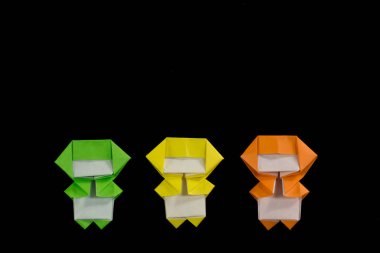 El yapımı Origami Ninja çocuklar siyah arka plan üzerine