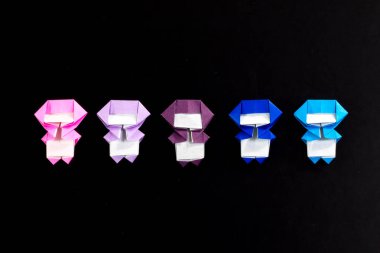 El yapımı Origami Ninja çocuklar siyah arka plan üzerine