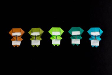 El yapımı Origami Ninja çocuklar siyah arka plan üzerine