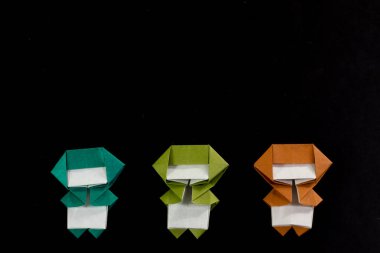 El yapımı Origami Ninja çocuklar siyah arka plan üzerine