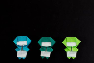 El yapımı Origami Ninja çocuklar siyah arka plan üzerine