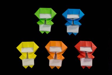 El yapımı Origami Ninja çocuklar siyah arka plan üzerine