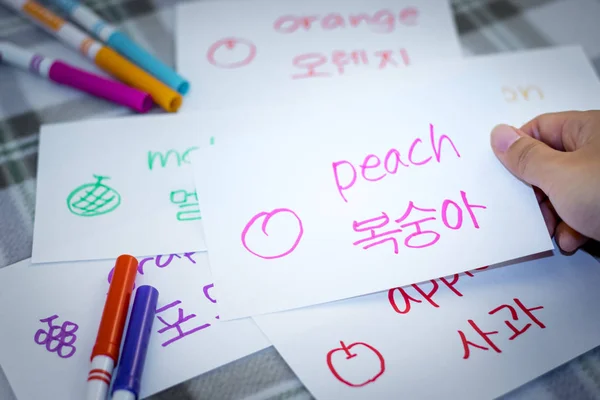 Koreański; Nauka nowego języka z karty Flash nazwy owoców — Zdjęcie stockowe
