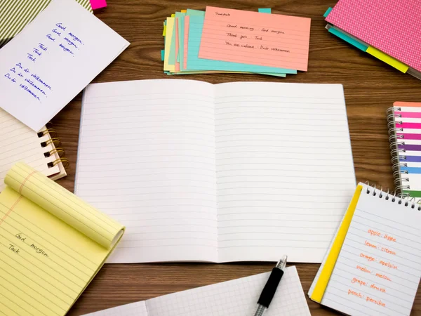 İsveçli; Yeni dil yazılı kelime üstünde belgili tanımlık defter öğrenme