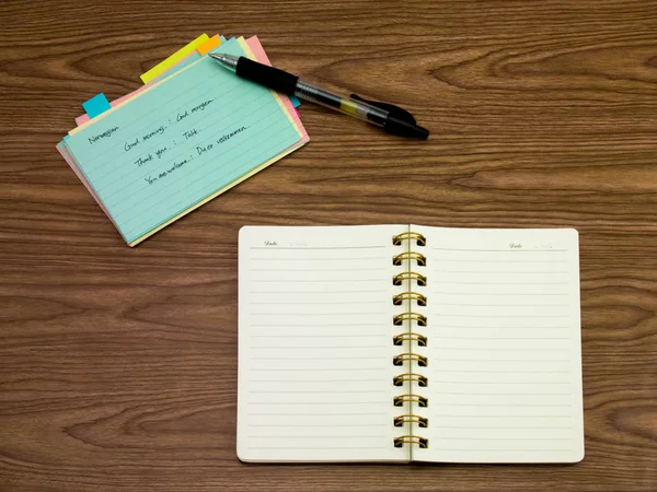 Noorse; Leren nieuwe taal schrijven woorden op de Notebook — Stockfoto