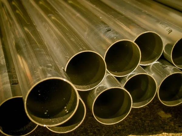 Stapel vieler Rohre auf der Baustelle — Stockfoto