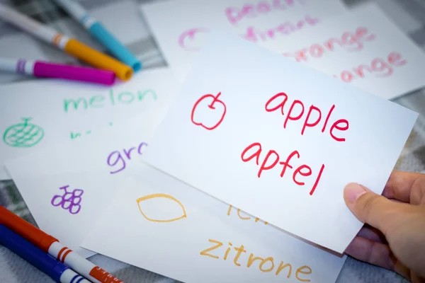 Alemão; Aprendendo nova língua com frutas Nome Flash Cards — Fotografia de Stock