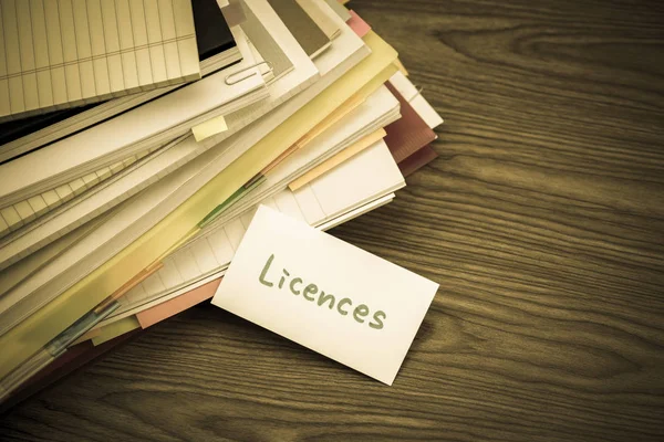 Licenças; A pilha de documentos de negócios na mesa Imagens Royalty-Free