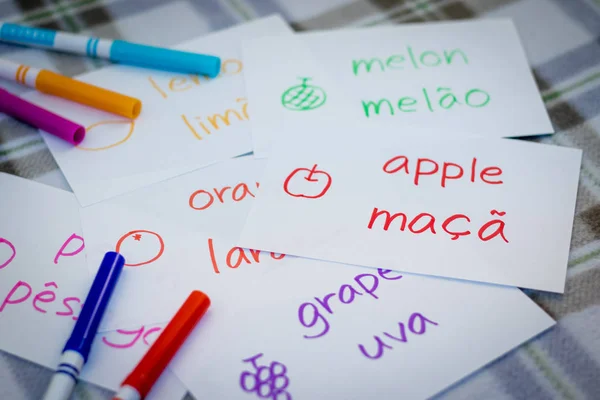 Português; Aprendendo Nova Língua com Frutas Nome Flash Cards Fotografia De Stock