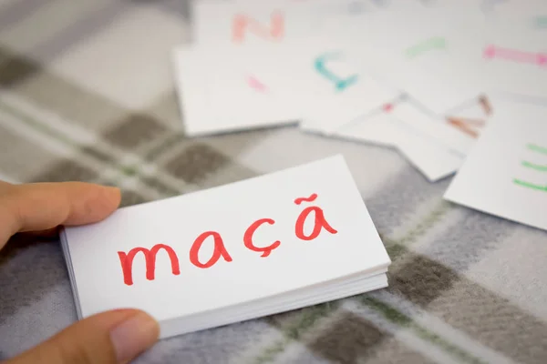 Πορτογαλικά? Μαθαίνοντας τα νέα λέξη με το αλφάβητο κάρτες? Writi Φωτογραφία Αρχείου