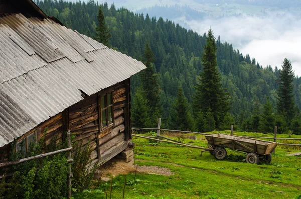 Nature wooden houses in a Carpathian mountains. — Stock Photo, Image