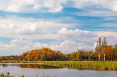 Sonbahar orman ve göl Sonbahar sezonu. Güzel gökyüzü arka plan.