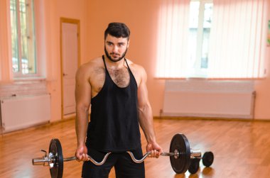 Çalışma dışarı ile Halter ayna önünde pazı vücut geliştirmeci.