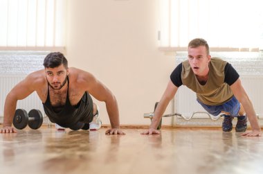 Adam ve onun kişisel antrenör pull-up spor salonunda egzersiz. Teknik çalışmaları. Koç ile acemi sporcu.