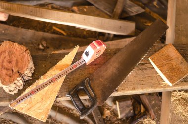 talaş ve odun parçaları ile gördüm.