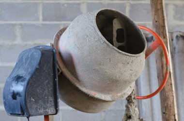 eski kirli çimento karıştırıcı bir inşaat sahasında.