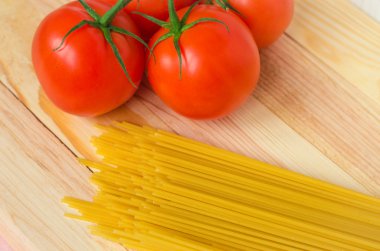 Lezzetli makarna için malzemeler: spagetti domates ile.