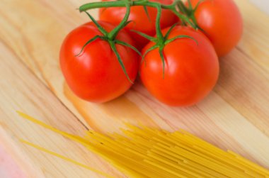 Lezzetli makarna için malzemeler: spagetti domates ile.