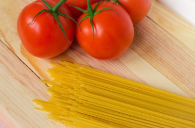 Lezzetli makarna için malzemeler: spagetti domates ile.