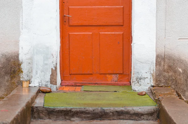 Ahşap kapı lüks bir ev. Ahşap bir kapı görünümünü siyah desenli kırmızı ev. — Stok fotoğraf
