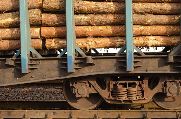 貨物列車は、松の幹に読み込まれます。環境、自然と森林伐採森林 - 樹木の伐採します。地球規模の問題の概念. — ストック写真
